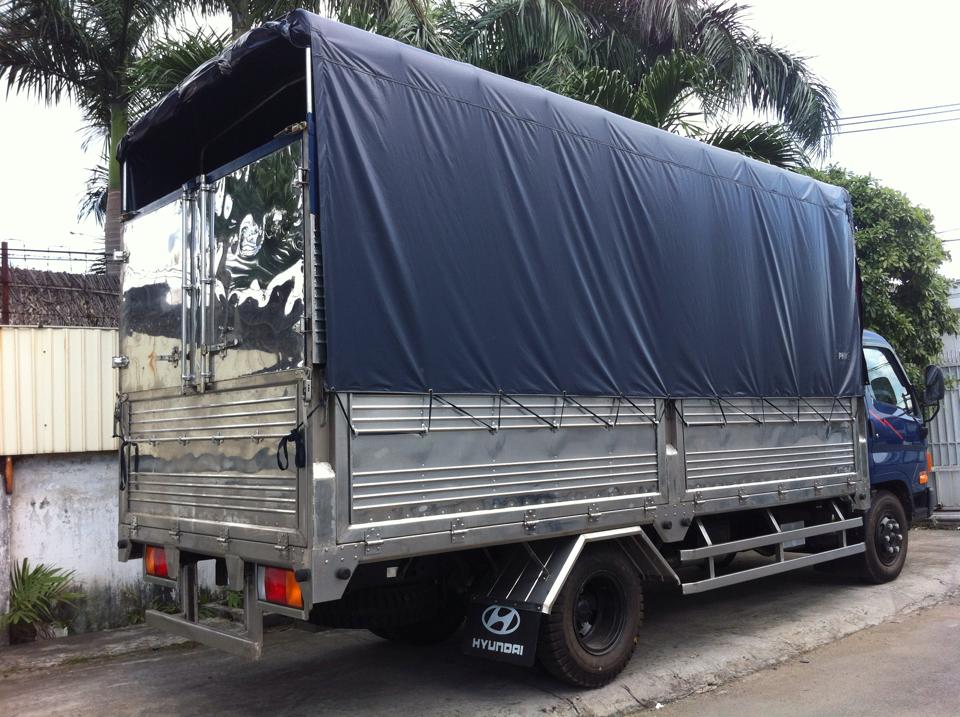 Xe tải mui bạt giúp bảo quản hàng hóa tránh mưa, nắng
